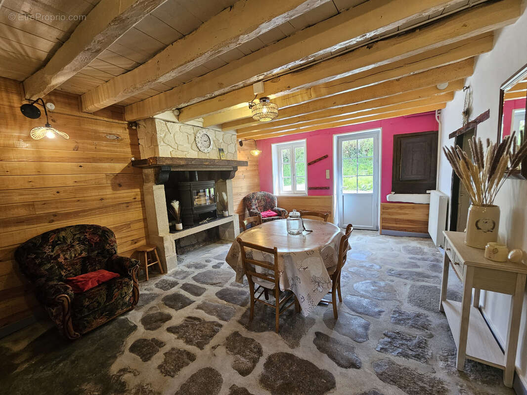 Maison à SAINT-ETIENNE-DE-FURSAC