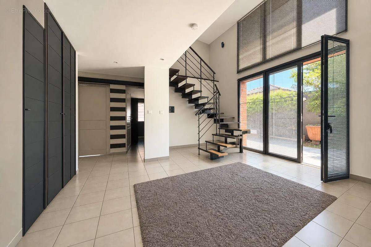 Maison de 230 m² à Artigues-près-Bordeaux - photo 3
