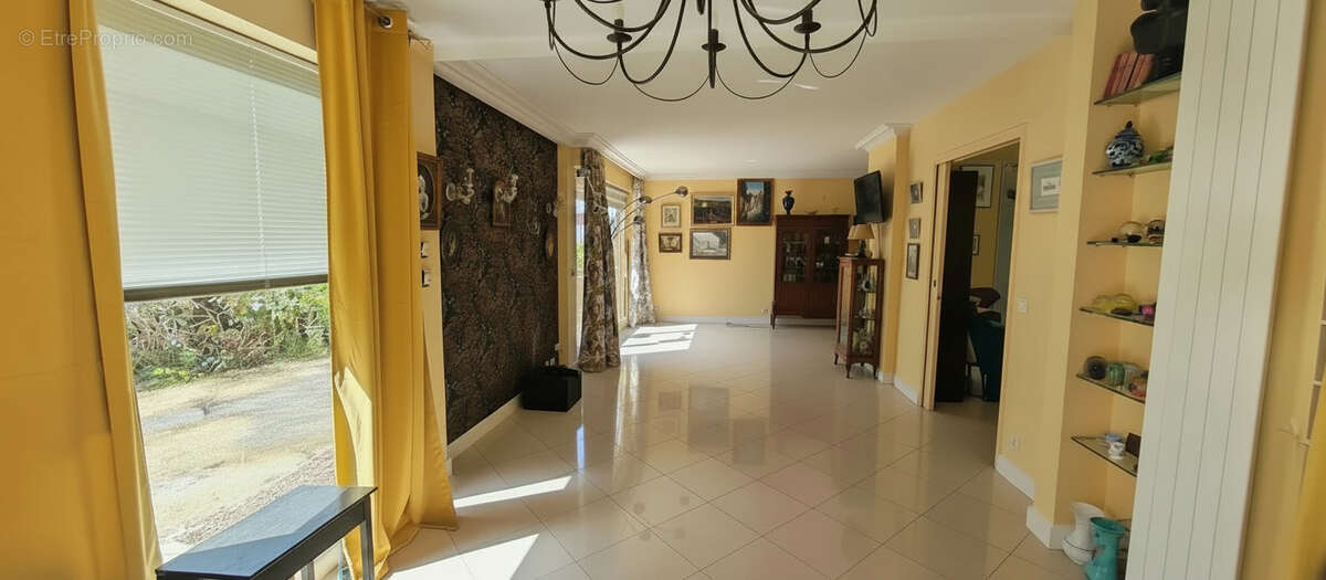 PARLY 2, bel appartement de 4 pièces avec jardin (160 m2), cave et box - photo 7