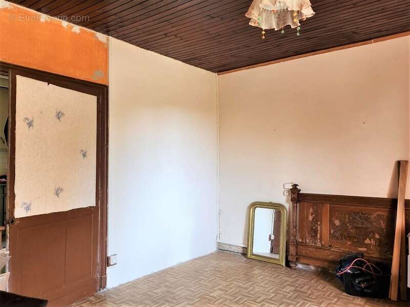 Maison de plain pied à rénover en partie - 3 pièces - avec jardin et dépendances - à MONTAIGU DE QUERCY (82) - photo 9