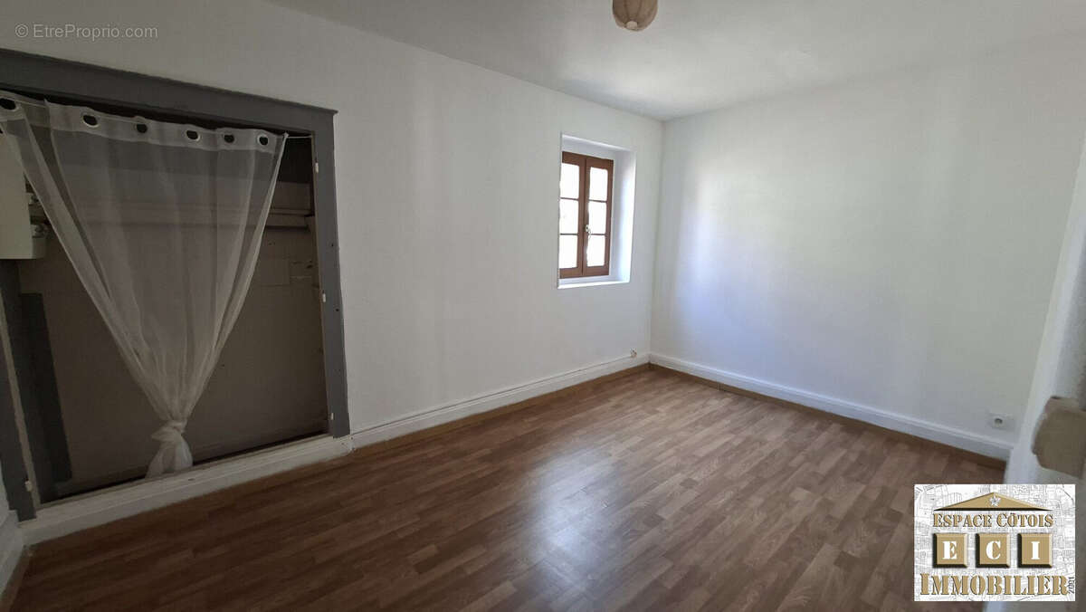 Appartement 80 m² à La Cote-Saint-Andre  - photo 4