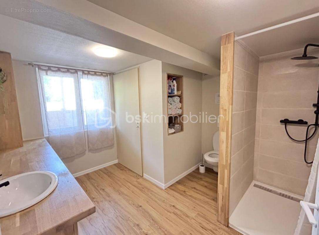 Propriété familiale de 211 m² avec piscine et espace indépendant - photo 11