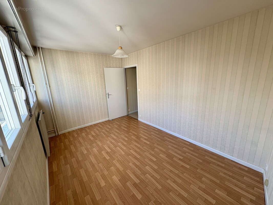 Appartement t2 / ascenseur / cave / parking privatif couvert / chamalières / centre-ville / mairie - photo 6