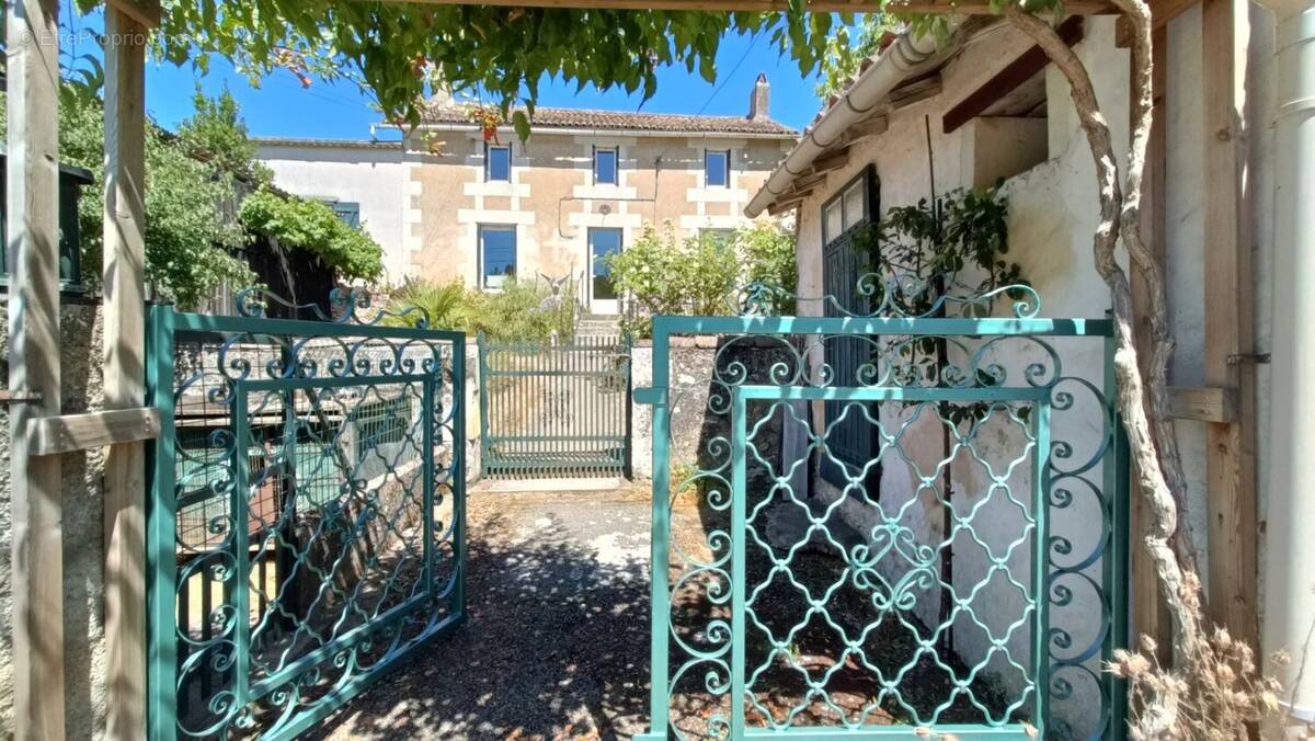 Maison à CHIRE-EN-MONTREUIL