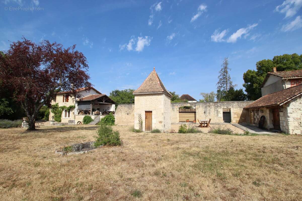 Ancien moulin rénové comprenant quatre chambres, un grand jardin, une piscine et une grange - photo 18
