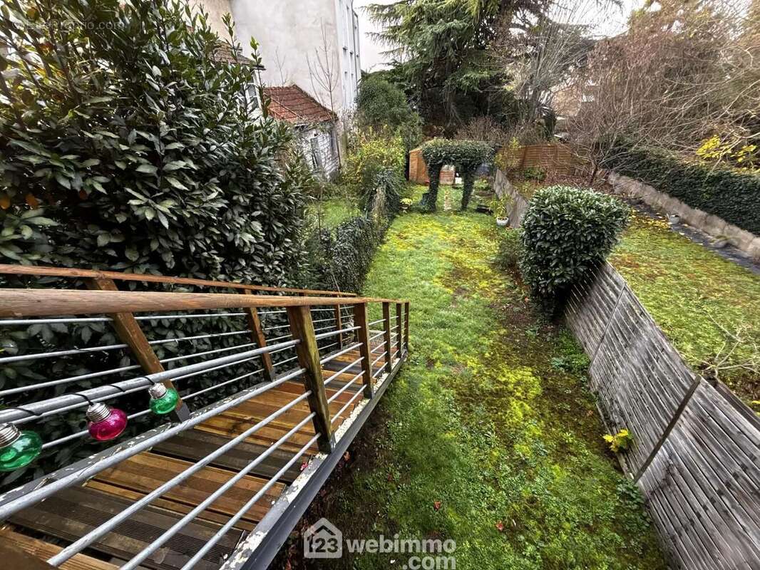 L'escalier permet de descendre au jardin. - Maison à CHATELLERAULT