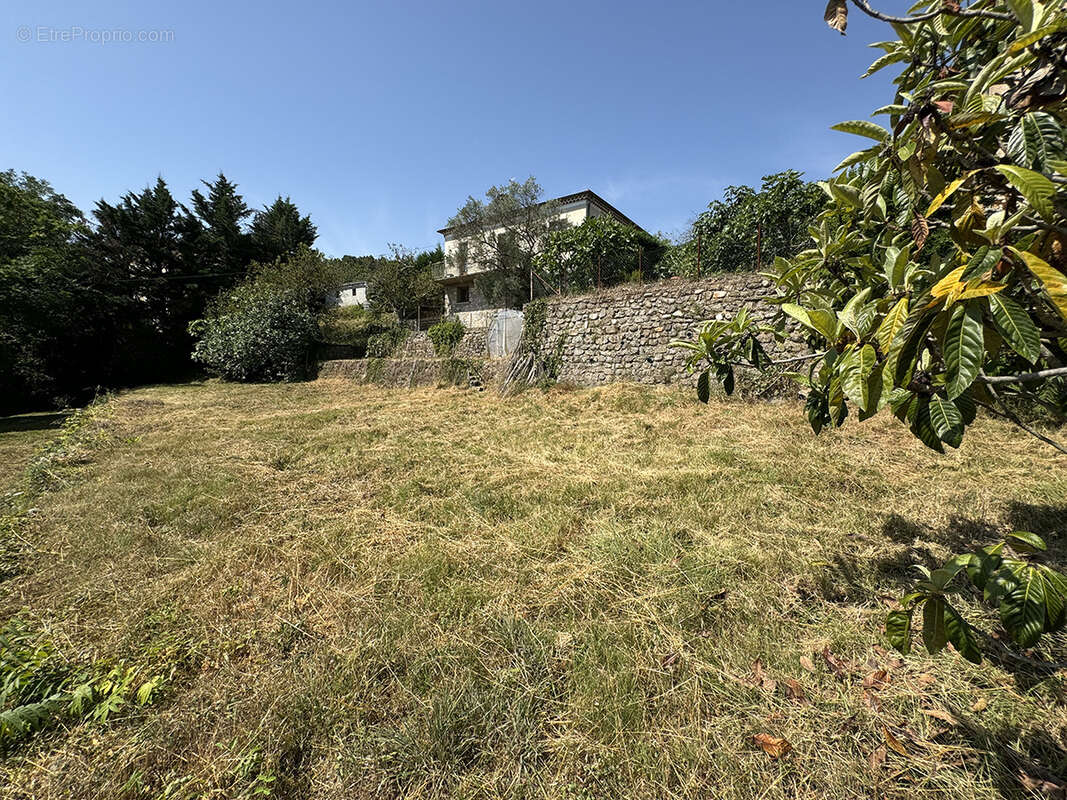 Villa de 1966 avec un terrain constructible de 1883 m2 et une vue dégagée. - photo 2