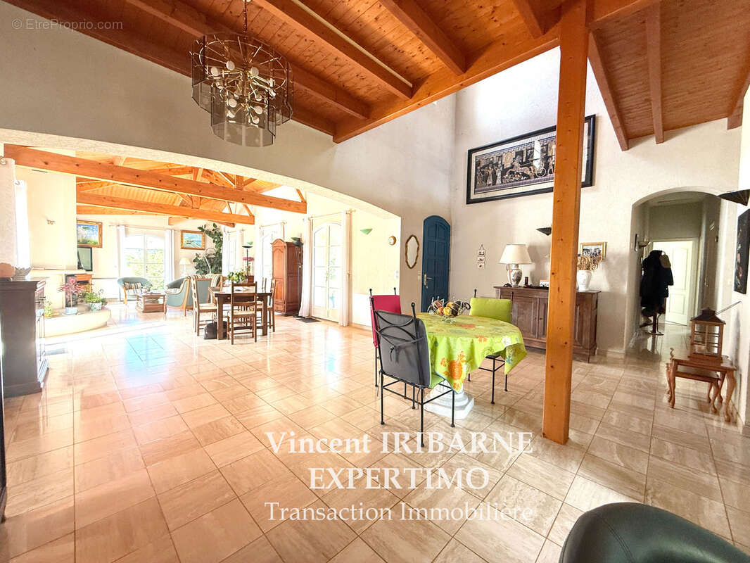 Propriété avec 4 Chambres, Double Garage sur un terrain de 6 800 m2 - photo 6