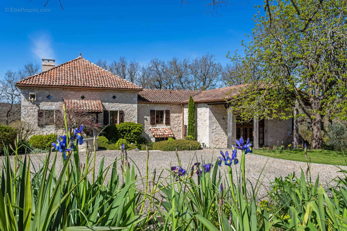 Maison de campagne avec piscine, dépendances, grange, terrain. - photo 10
