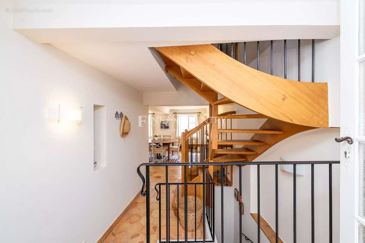 À vendre – Coeur de MOUGINS VILLAGE - Ensemble unique de deux maisons avec vue mer - photo 20