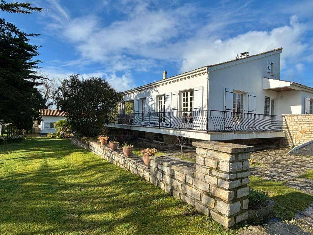 À vendre – Belle maison familiale avec vue mer, dépendance et jardin – La Brée-les-Bains, plage à pied - photo 2