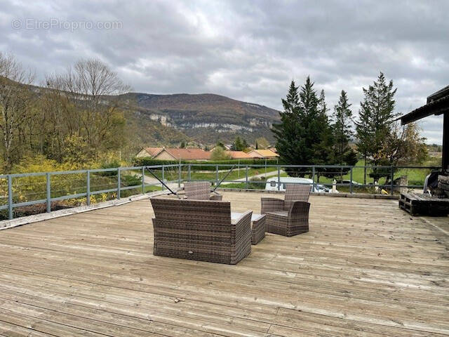 Appartement à SERRIERES-DE-BRIORD