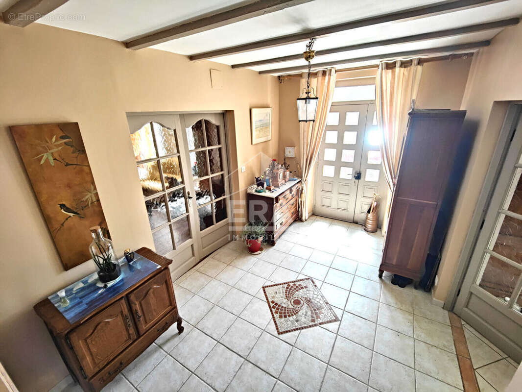 Maison à SAINT-MEME-LES-CARRIERES