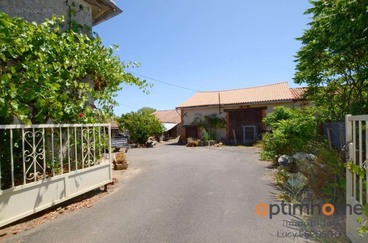 Ensemble immobilier avec énorme potentiel – Nieuil (Charente)  - photo 13