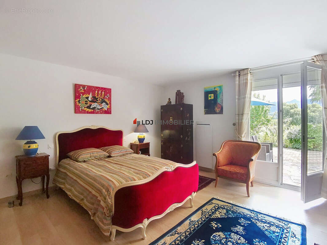 Maison 247 m² à Prades  - photo 7