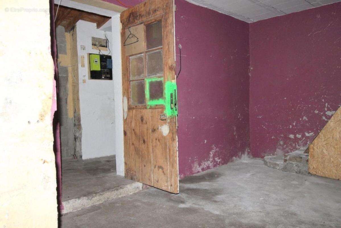 Parking à LE CHAMBON-FEUGEROLLES