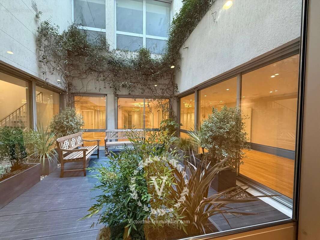 Commerce à PARIS-9E