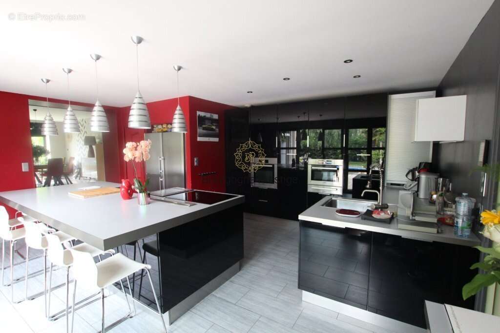 Belle propriete de caractere de 293 m² avec piscine et terrain de 1510 m² - photo 6