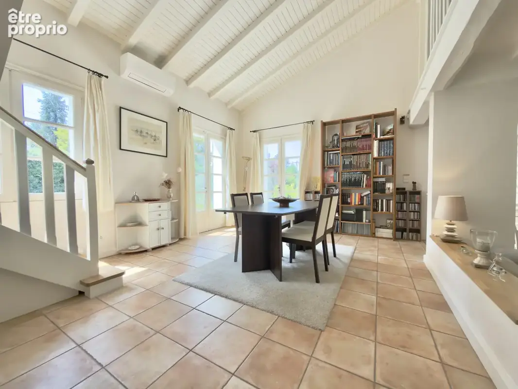 Villa d'exception avec piscine, jacuzzi, double garage et petit étang. - photo 13