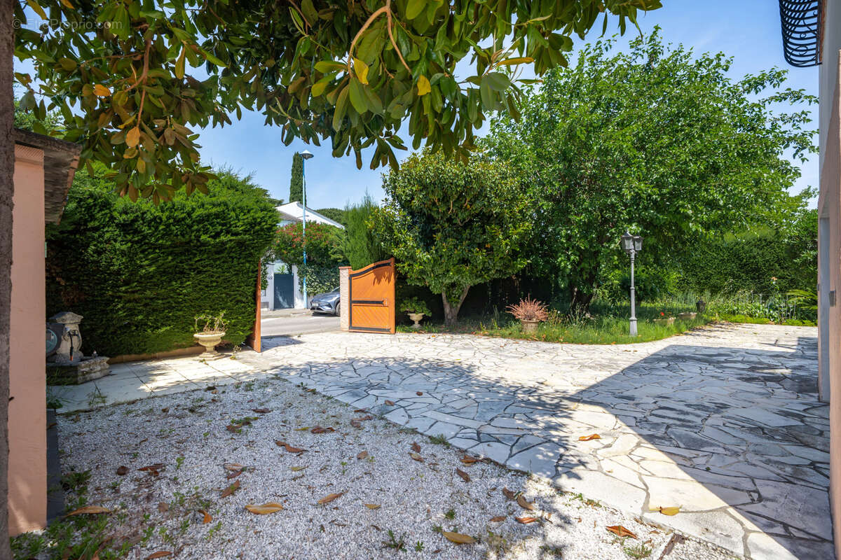 Rare à Mandelieu : maison 124 m2 avec studio, ascenseur et garage de 58 m2 - photo 15
