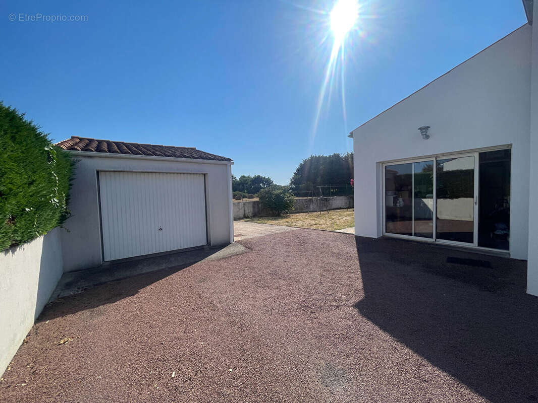 Maison 3 chambres avec véranda, garage et terrain de 578 m²  - Environnement calme - photo 6