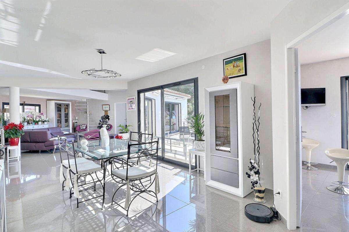 Maison à SAINT-CYR-SUR-MER