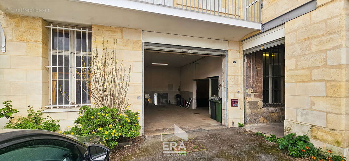 BORDEAUX Centre - Local de 120m² en impasse, avec stationnement - Petite copropriété - photo 2