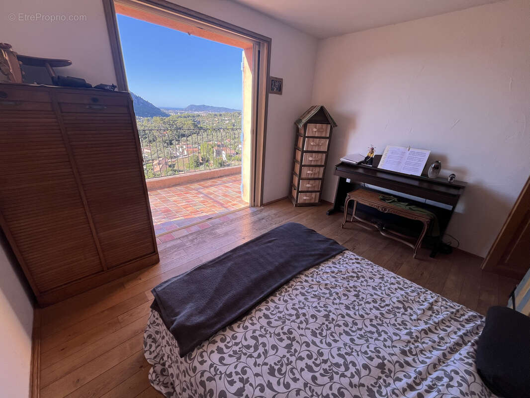 Maison à LE REVEST-LES-EAUX