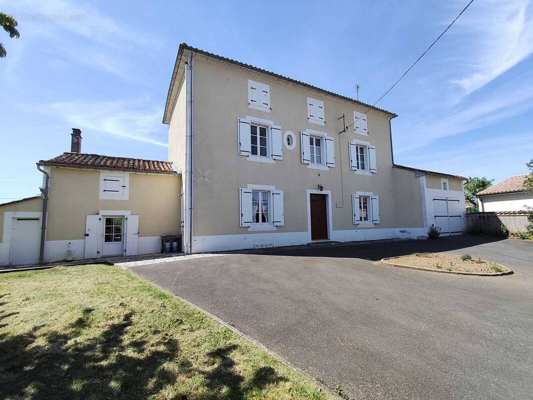 Maison à CHASSENEUIL-SUR-BONNIEURE