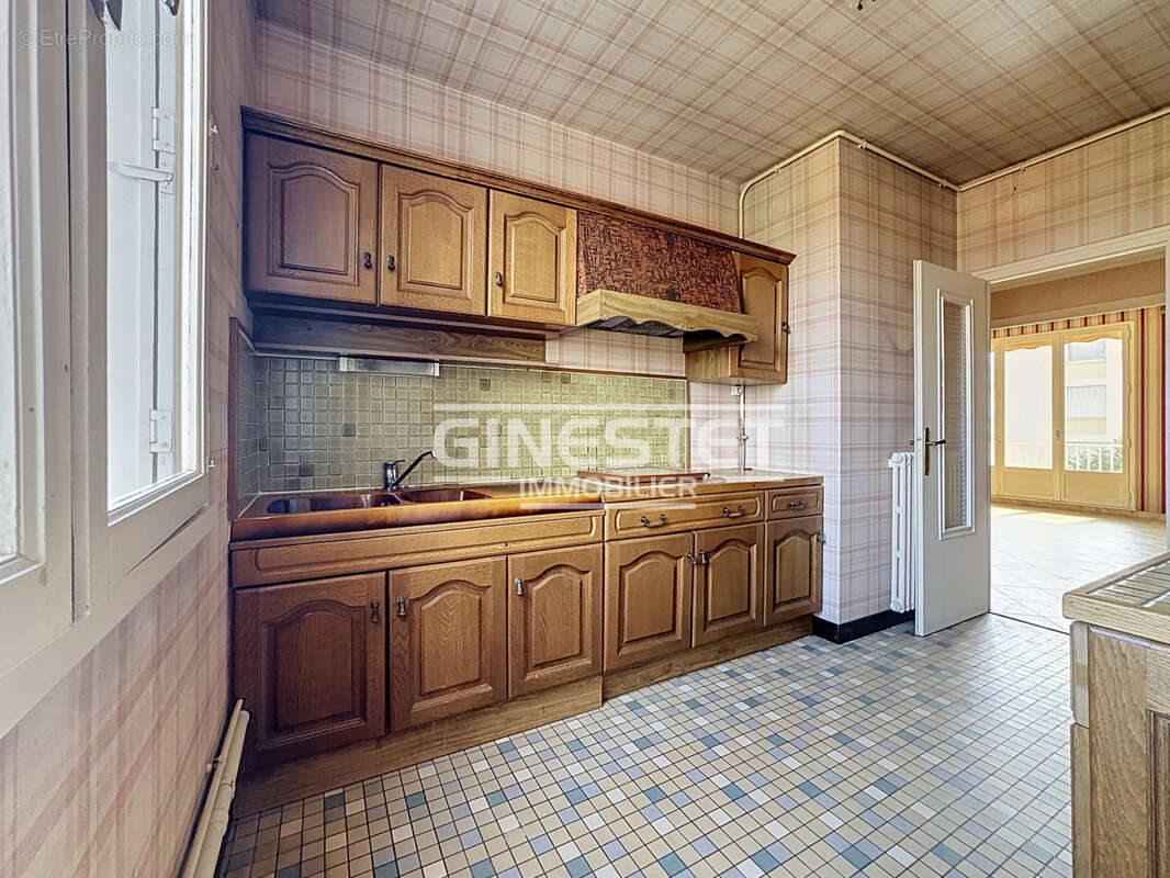 Saint andre les vergers - t5 a renover avec balcon et cave - photo 7