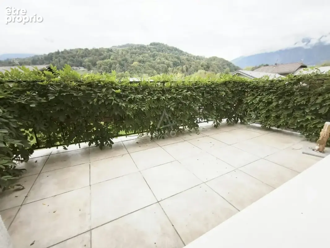 Ugine  Maison rénovée T5 sur 619 m² de terrain plat  Secteur calme - photo 3