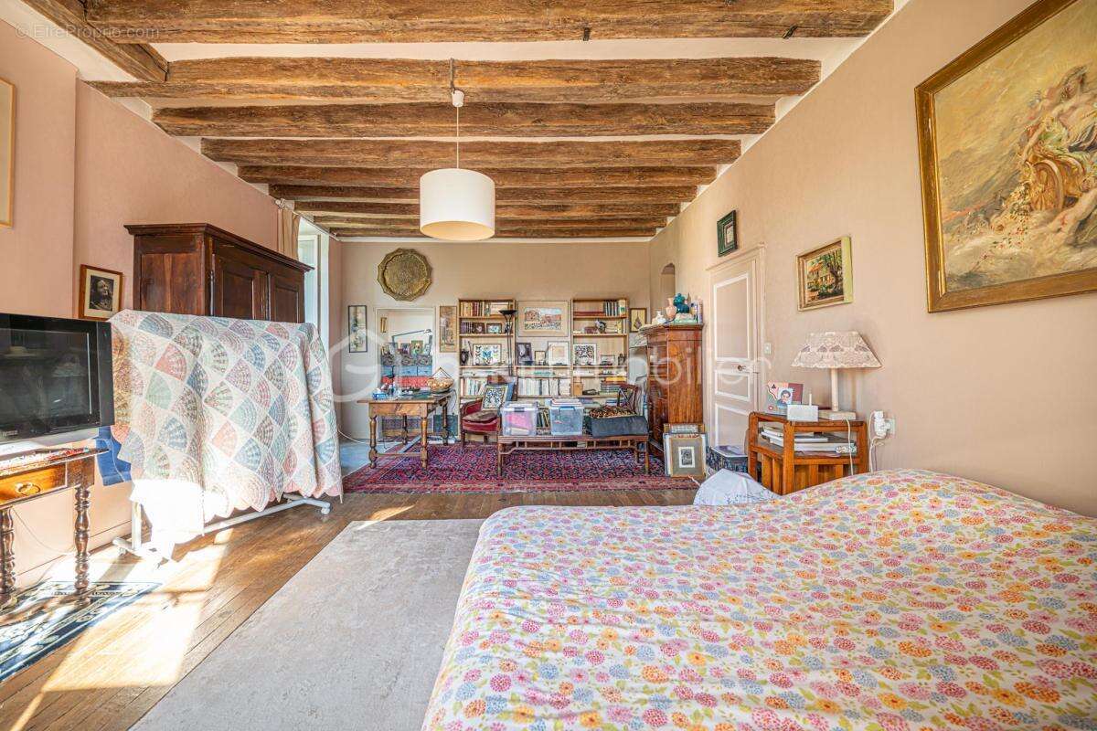 Ancien prieuré du XI siècle –maison familiale et fort potentiel d’activité - photo 9