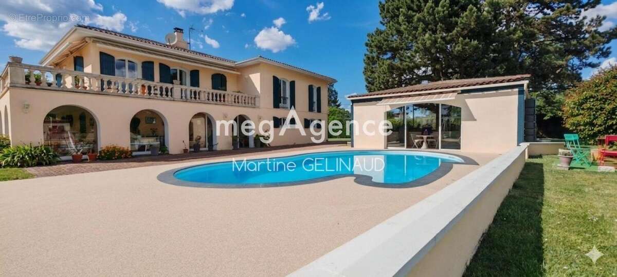 Maison 217 m² à Saintes  - photo 2