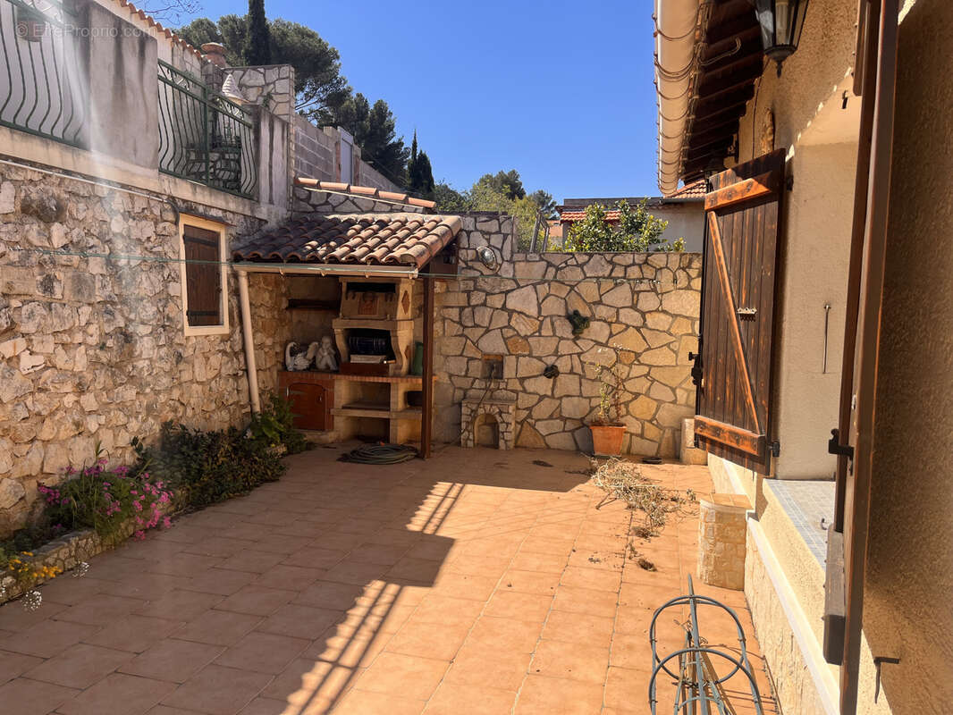 A vendre -Maison de maçon et garage  avec vue dégagée-Marseille 11 ème arrondissement - photo 13