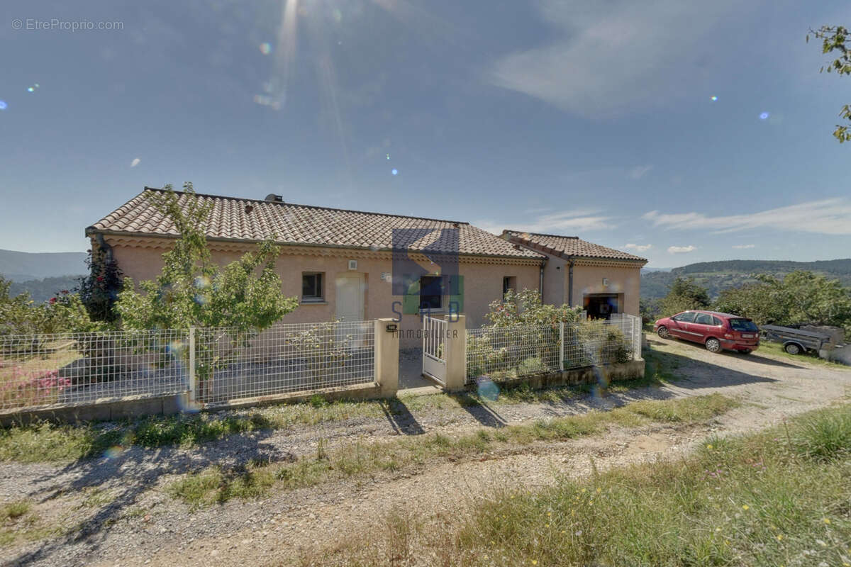 Maison à SAINT-MICHEL-DE-CHABRILLANOUX
