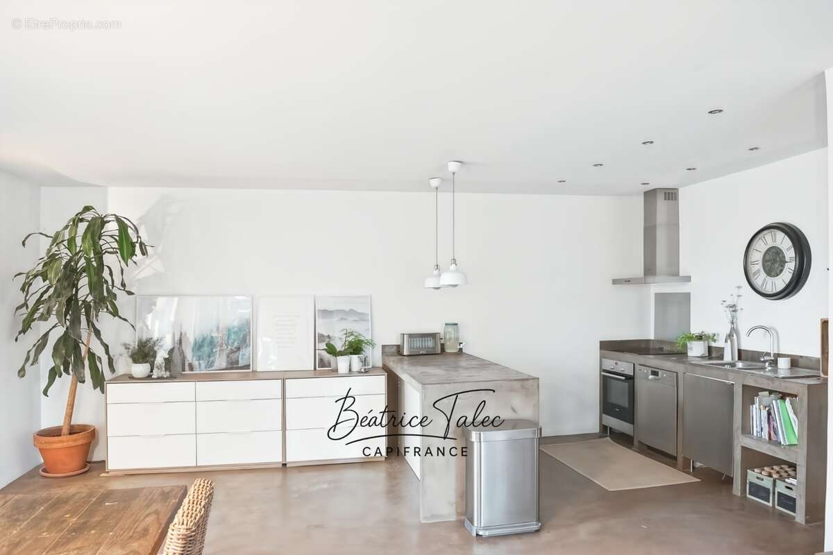 Maison de caractère avec piscine 5 pièces au cœur des vignes, double garage, 6000m2 terrain plat arboré, magnifique vue dans un  - photo 19