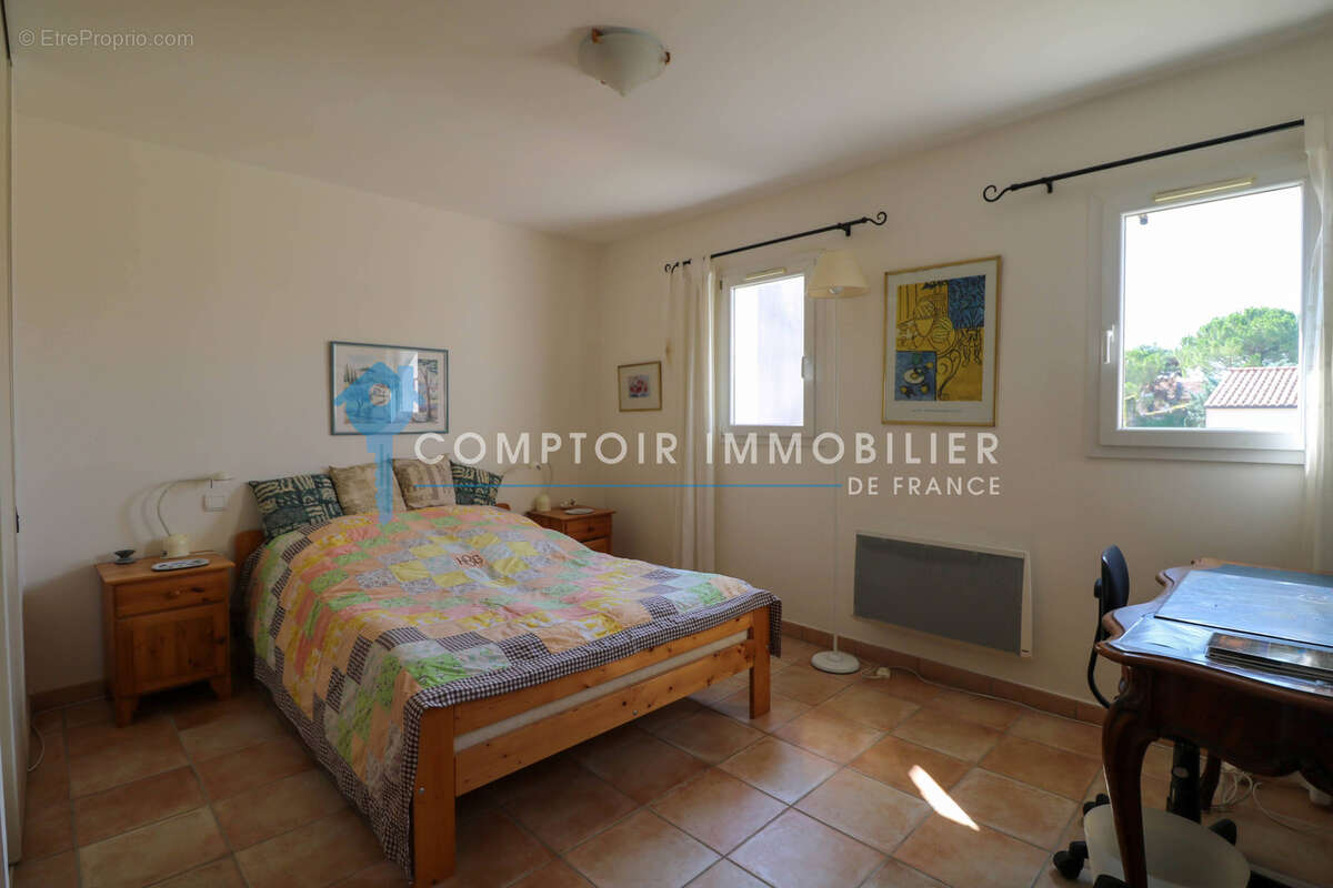 ENTRE UZES, NIMES ET AVIGNON : Villa récente P4 avec piscine et jardin - photo 8