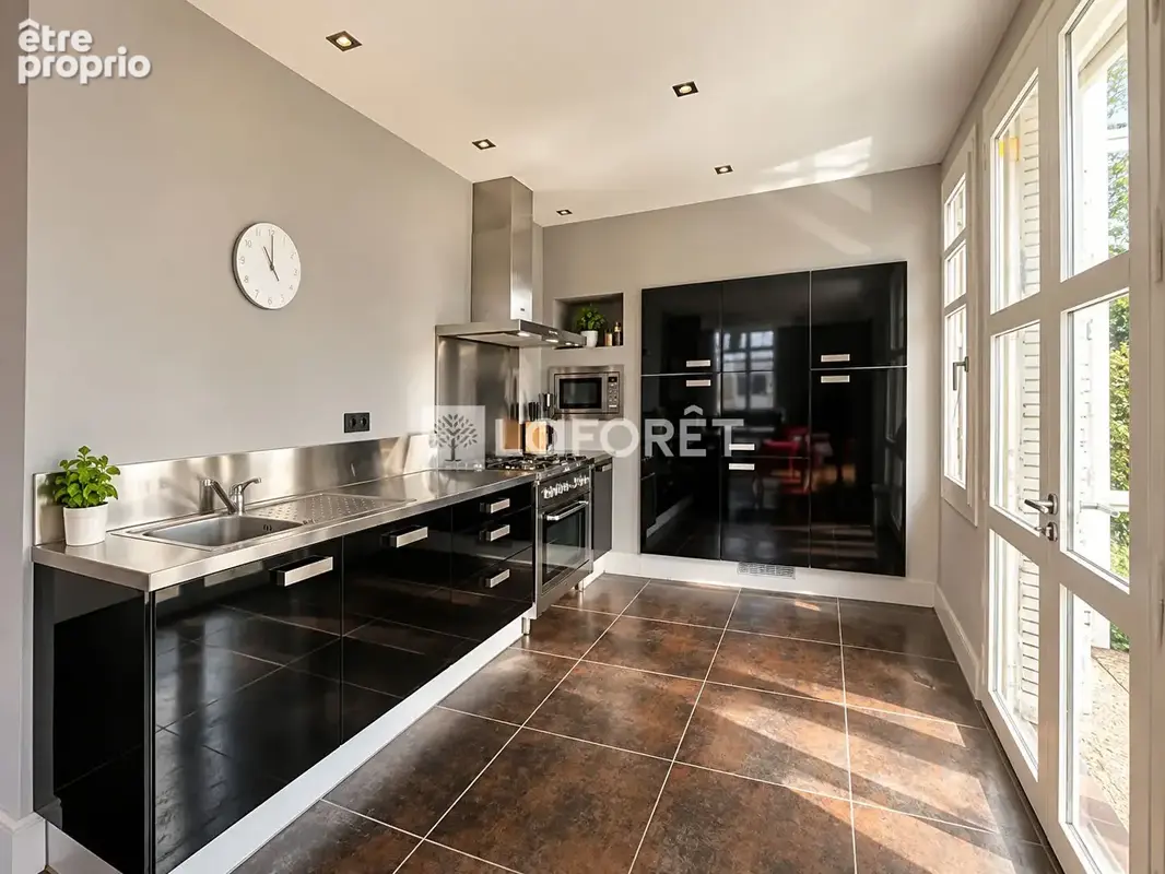 Maison habitable de suite à Roanne, 175 m², 4 chambres, beaux volumes, terrasse de 100 m², atelier, garage et 230 m² de dépendan - photo 2