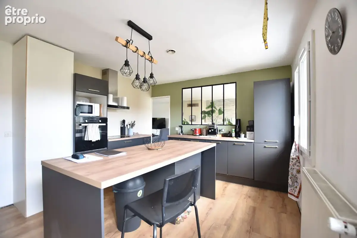Maison avec dépendances, piscine et 2 hectares de terrain. - photo 5