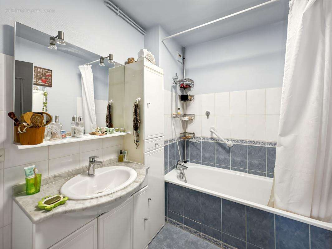 Grand t2 en résidence avec ascenseur balcon cave et parking - photo 7
