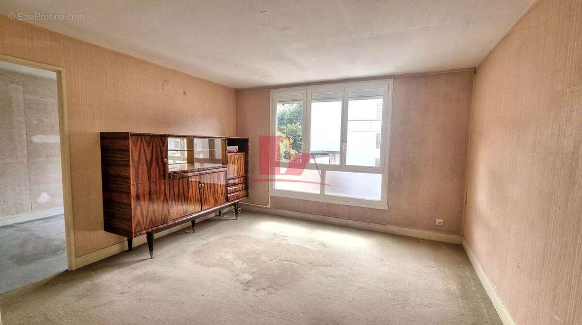 VANVES – Appartement 3 pièces de 51 m² à rénover – Métro et commerces à proximité - photo 2