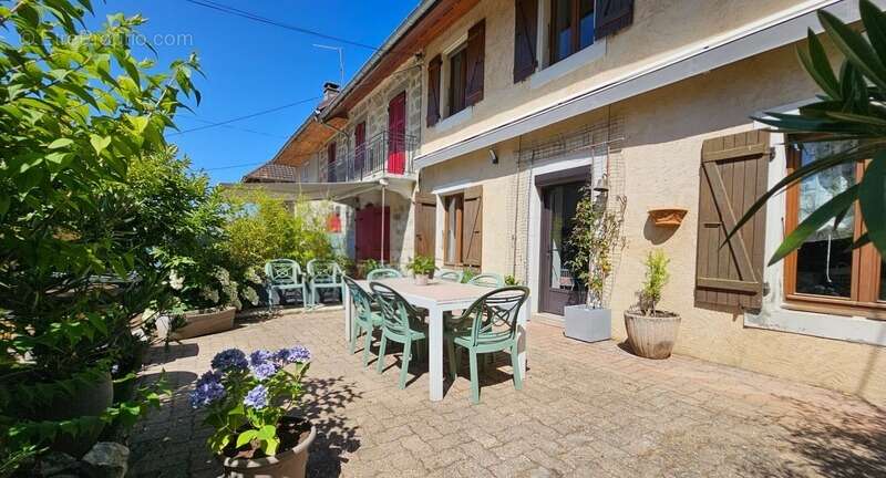 Authenticité et espace : grande maison mitoyenne en pierre avec 5 chambres à vendre à CHINDRIEUX avec garage et terrain proche d - photo 2