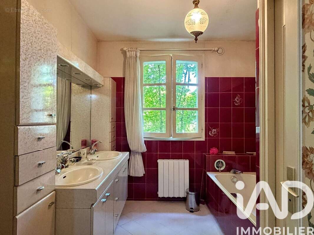 Maison 228 m² à Saint-Amant-De-Boixe  - photo 9