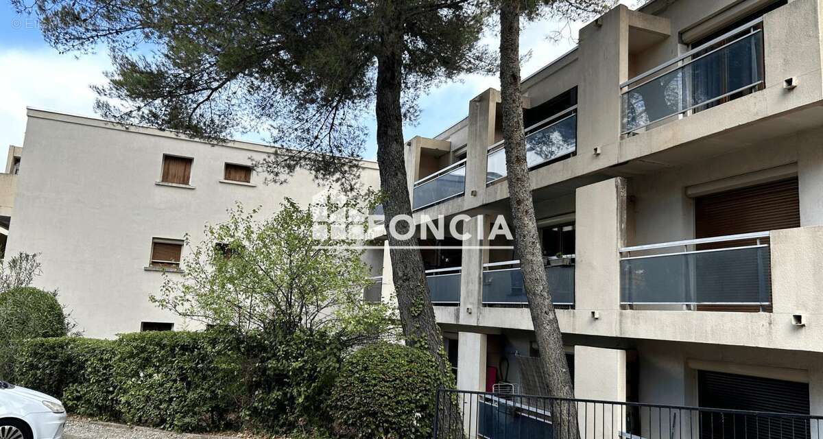 Hôpitaux Facs / Père Soulas - Lumineux T1 en dernier étage avec terrasse au calme, vue dégagée et parking sécurisé - photo 11