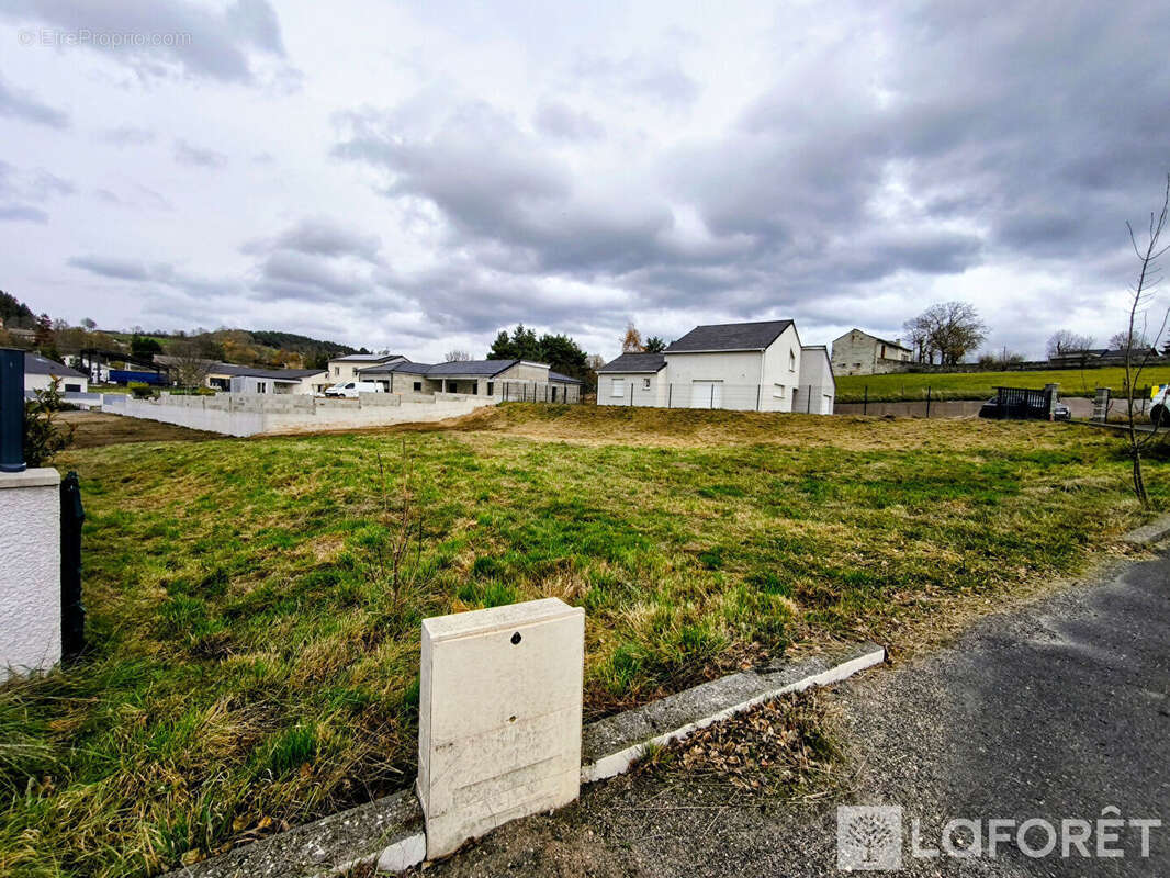 Terrain à SAINT-PIERRE-EYNAC