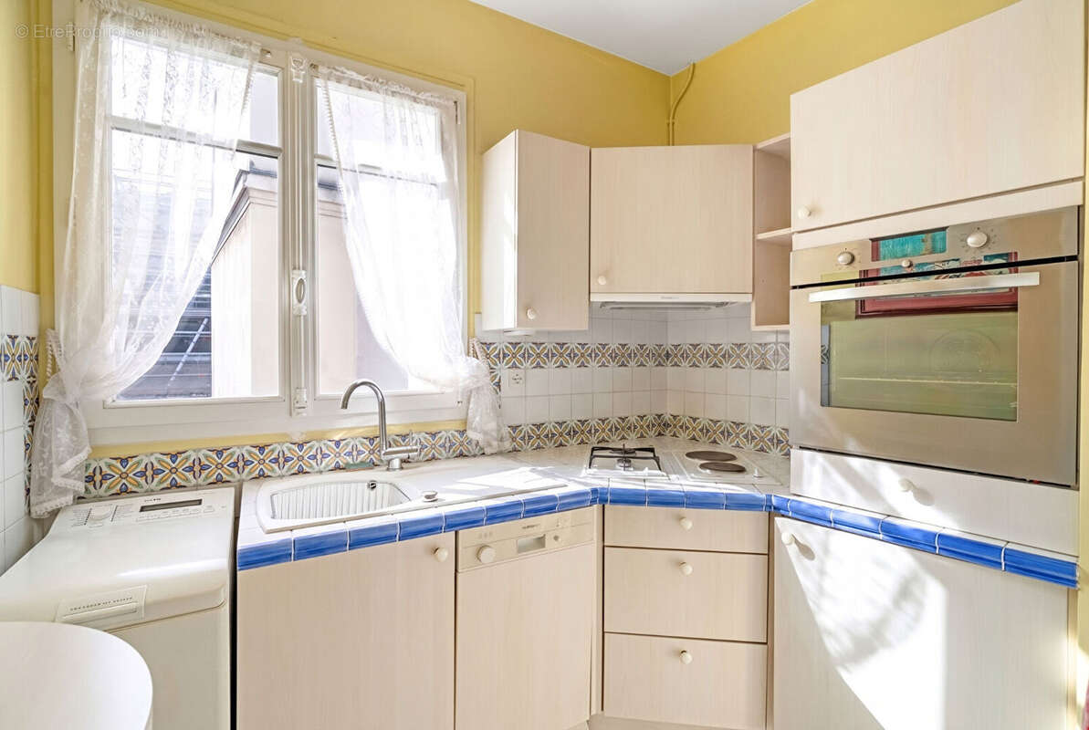 Emplacement prestigieux - haussmannien - etage eleve - balcon - photo 9