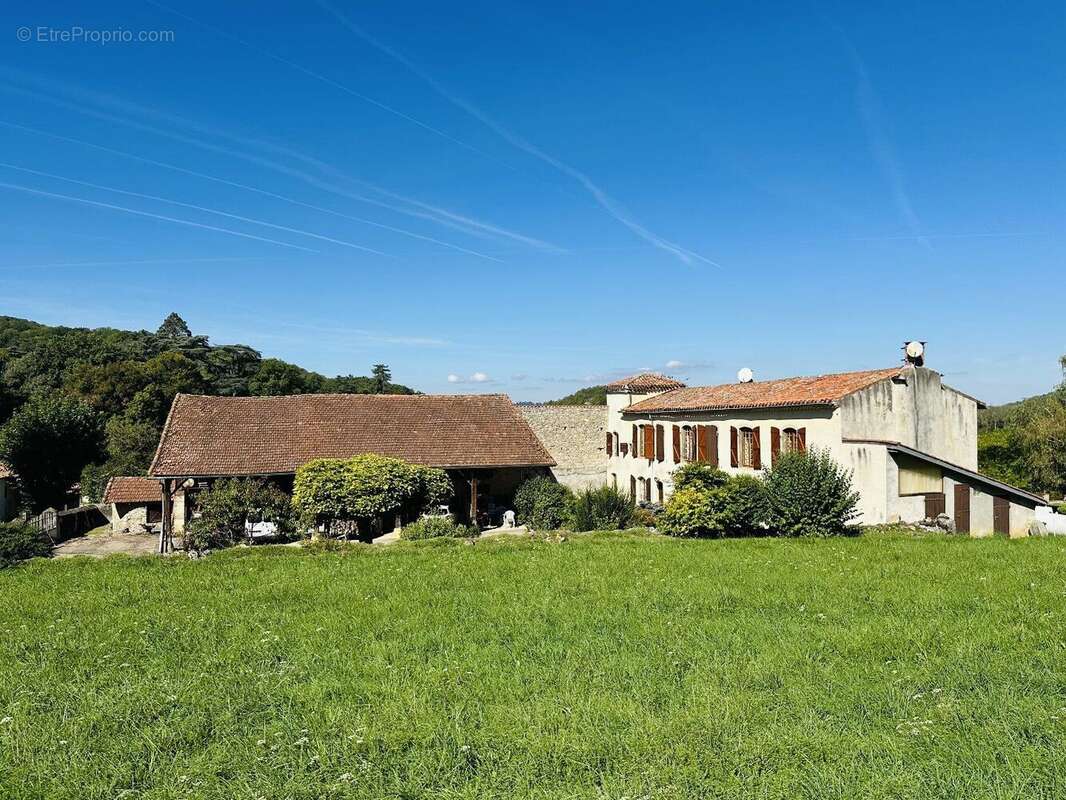 Propriété de 1772 avec dépendances et terres 09200 - photo 4