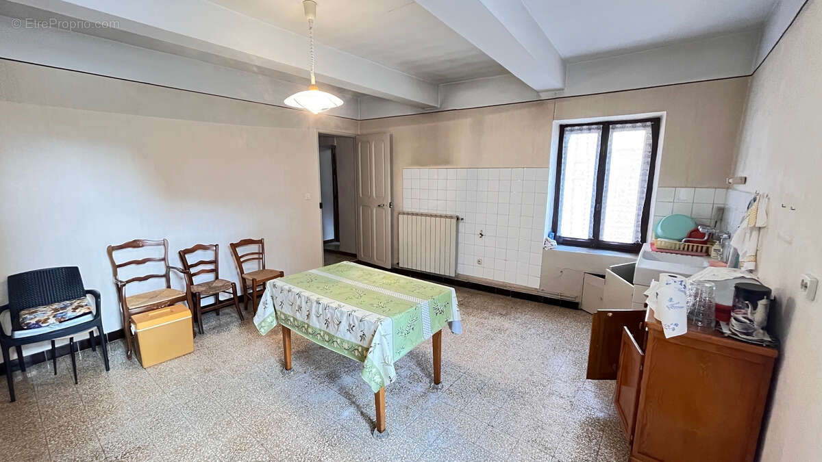 Maison à ENTRAIGUES-SUR-LA-SORGUE