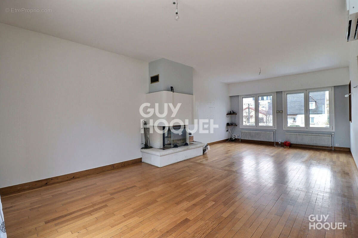 Maison à SAINTE-GENEVIEVE-DES-BOIS