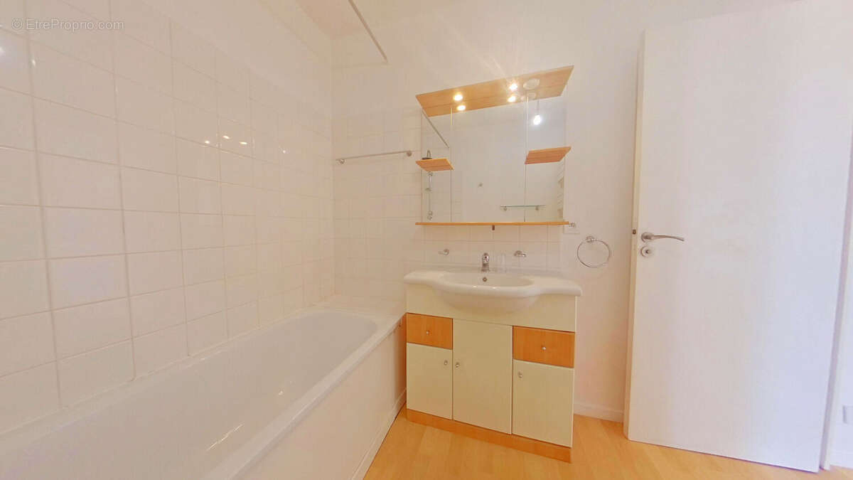 Jules Verne - Apt T2 avec terrasse exceptionnelle et potentiel duplex + Box - photo 10